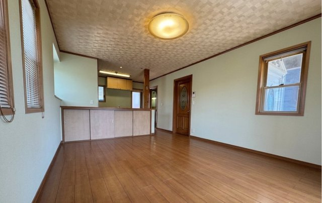 所沢市上山口中古戸建の居間・リビング|家族が自然と集まる心地よいリビングダイニング。ゆったりとした空間設計が、日常の何気ないひとときを豊かに演出します。光と風が心地よく通り抜け、時間の流れまでやさしく感じられます。
