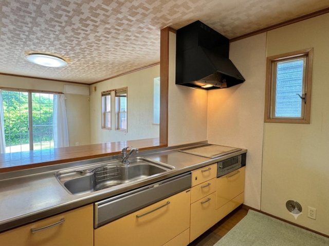所沢市上山口中古戸建のキッチン|火を使わないIHコンロ採用で、小さなお子様がいても安心。フラットな天板はサッとふくだけでお手入れ簡単。毎日の火事がぐっと楽になります。
