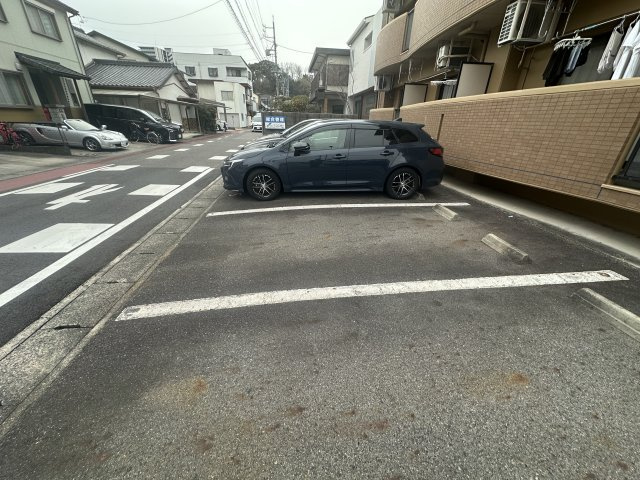 シャルマン2000の駐車場