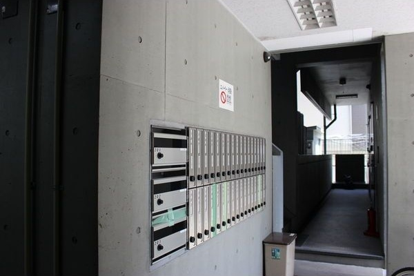 H・I ビルのエントランス|建物の内部です