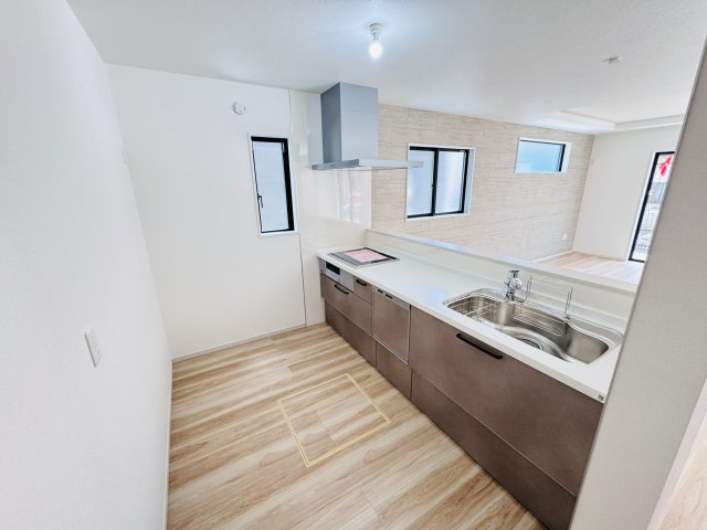 三郷市後谷新築戸建（後谷１期）のキッチン|お手入れしやすいレンジフード・シンクの水栓には浄水器がついてます！