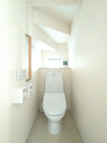 水戸市曙町1番37のトイレ|同施工物件の1階トイレです。