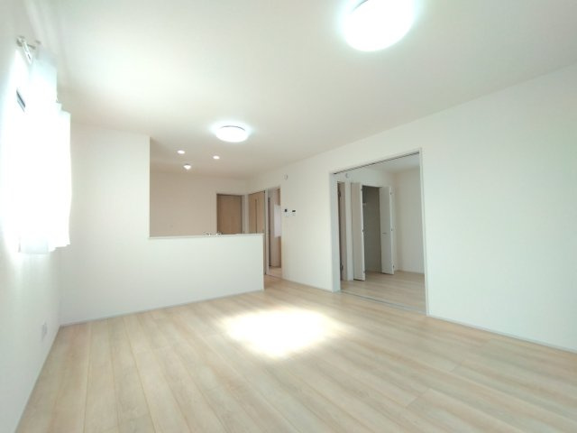 水戸市曙町1番37の居間・リビング|同施工物件のリビングです。１日の長い時間を過ごすリビング自然と家族が集まる空間！家族団らんの時間を優しく見守るリビング～♪♪