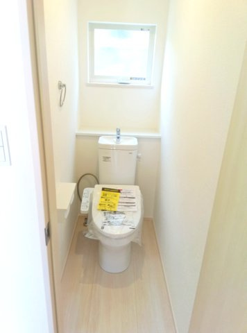 神戸市第29垂水区神陵台一戸建住宅のトイレ|１階のコンパクトで使いやすいトイレです