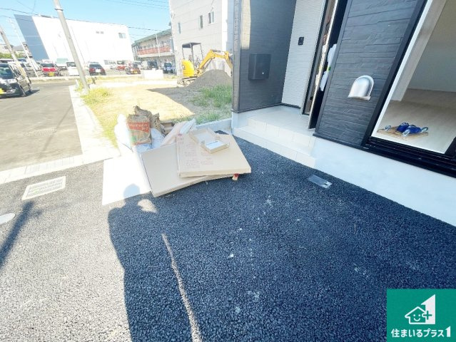 摂津市鳥飼西　第3期　新築一戸建ての前面道路含む現地写真|周辺は閑静な住宅街！前面道路広々で車の出し入れも便利です。駐車が苦手な方でも安心して車庫入れできます！
