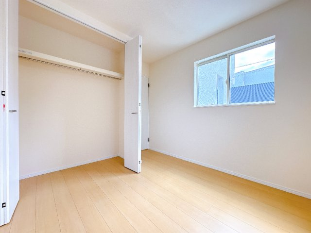 [新築住宅] 鴻巣市富士見町 第1 全1棟の洋室|収納たっぷりな居室スペース！子供部屋としての活用ももちろんOK♪沢山増えるお洋服や学校のお荷物もたっぷり収納にお任せ！