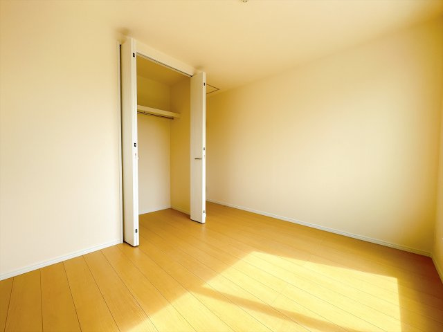 [新築住宅] 鴻巣市富士見町 第1 全1棟の洋室|収納たっぷりな居室スペース！子供部屋としての活用ももちろんOK♪沢山増えるお洋服や学校のお荷物もたっぷり収納にお任せ！