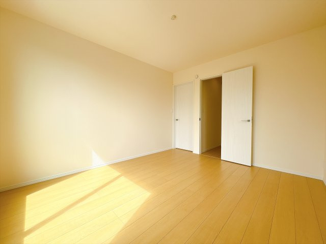 [新築住宅] 鴻巣市富士見町 第1 全1棟の洋室|収納たっぷりな居室スペース！子供部屋としての活用ももちろんOK♪沢山増えるお洋服や学校のお荷物もたっぷり収納にお任せ！
