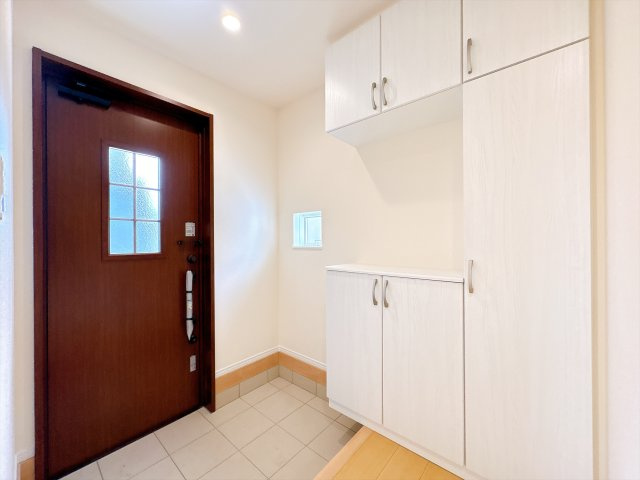 [新築住宅] 鴻巣市富士見町 第1 全1棟の玄関|明るく清潔感のある玄関でお客様を迎えるスペースをパッと明るい印象に！大容量の収納力で大家族の履物もすっきり収納できます♪
いつでもお気軽にお問合せOKです！TEL「0120-466-263」
