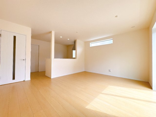 [新築住宅] 鴻巣市富士見町 第1 全1棟の居間・リビング|大切なご家族が集まるからこそＬＤＫはこだわりたい！休日はおひさまの光をたっぷりと取りこめるリビングでゆったりと過ごしませんか？子供たちが元気に笑いながら走り回っても十分な広さの空間です。