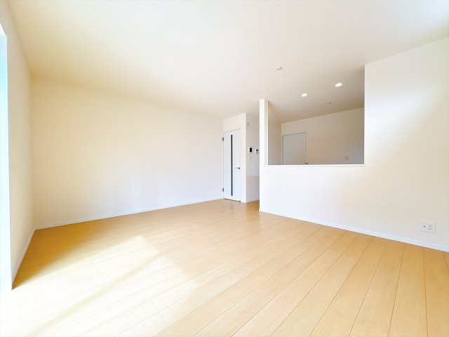 [新築住宅] 鴻巣市富士見町 第1 全1棟の居間・リビング|大切なご家族が集まるからこそＬＤＫはこだわりたい！休日はおひさまの光をたっぷりと取りこめるリビングでゆったりと過ごしませんか？子供たちが元気に笑いながら走り回っても十分な広さの空間です。