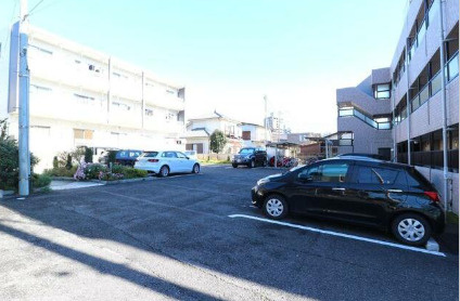 ロイヤルハウスの駐車場