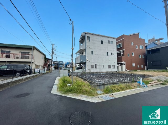 12日(土)13日(日)現地ご見学可能！　摂津市鳥飼西　ラスト1邸の前面道路含む現地写真|周辺は閑静な住宅街！前面道路広々で車の出し入れも便利です。駐車が苦手な方でも安心して車庫入れできます！