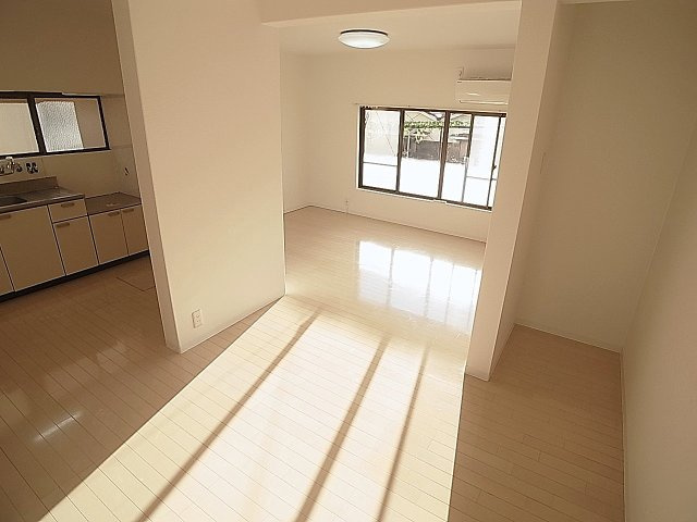 ビーコート丸山の居間・リビング|リノベーションされた多採光で明るい室内