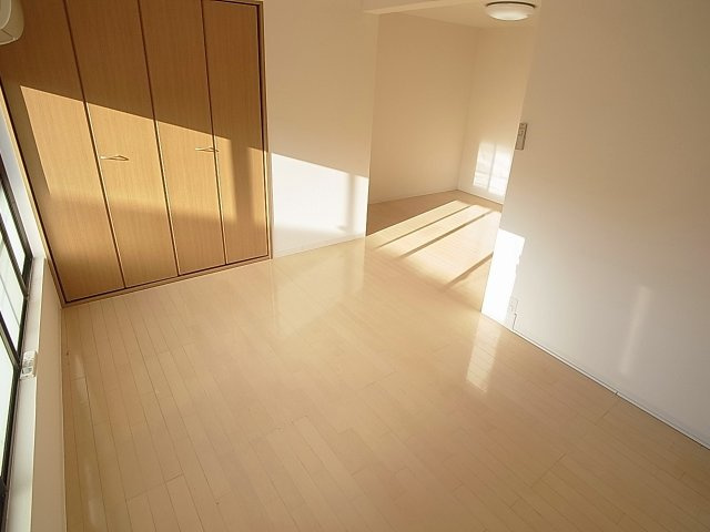 ビーコート丸山の内装|角部屋で日当たり良好な室内