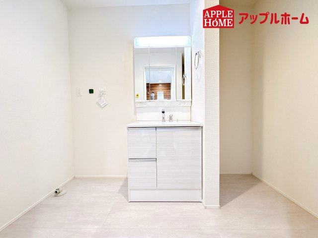 [新築住宅] 鴻巣市吹上本町 3期 全2棟の独立洗面台|ゆとりの洗面スペースで朝の身支度も快適スムーズに。３面鏡で髪のセットやお化粧もストレスなくこなせ、朝から気分良く通勤通学に向かえそうですね！鏡の裏にはたっぷりと収納スペースを標準装備