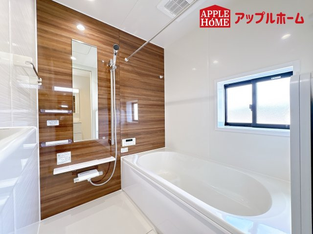 [新築住宅] 鴻巣市吹上本町 3期 全2棟の浴室|窓付きのバスルームは、採光もあり明るく気持ちの良い空間です。窓があることで、換気環境も良好。掃除もスムーズに出来ます