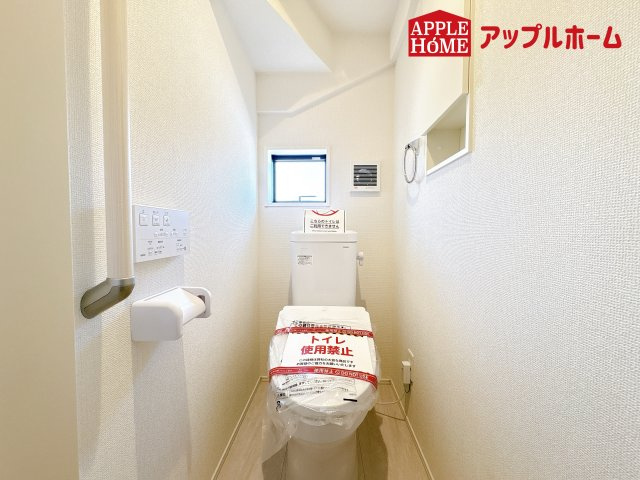 [新築住宅] 鴻巣市吹上本町 3期 全2棟のトイレ|白を基調とした清潔感のある明るい空間。温水洗浄便座付きで、毎日快適・清潔に使用できます。操作しやすい壁面リモコンを採用しています。