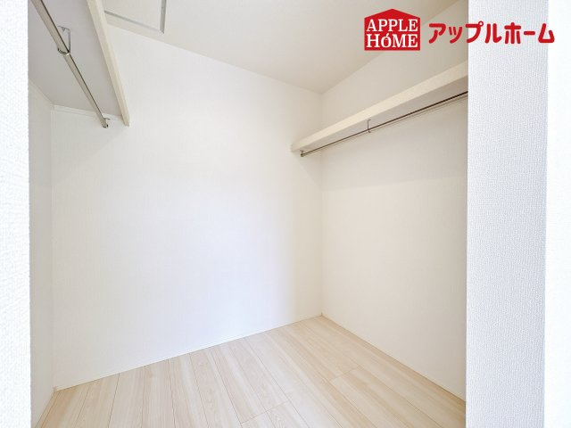 [新築住宅] 鴻巣市吹上本町 3期 全2棟の収納|お洋服を大切にされる方に大変喜ばれる、ウォークインクローゼット。お洋服以外にも掃除機やスーツケースなどを一箇所に集約できるのは魅力ですね！扉が一箇所ですので、お部屋の見た目にもスッキリ！
