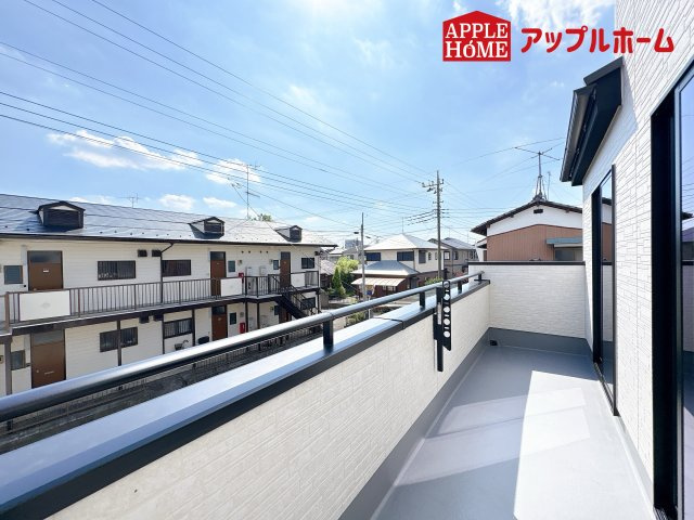 [新築住宅] 鴻巣市吹上本町 3期 全2棟のバルコニー|奥行を広めに取ったバルコニー♪家族分の洗濯物もしっかり干せます。日当たりも良く、毎日のお洗濯が楽しくなりそう♪