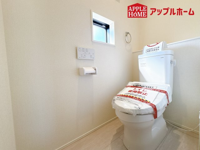 [新築住宅] 鴻巣市吹上本町 3期 全2棟のトイレ|白を基調とした清潔感のある明るい空間。温水洗浄便座付きで、毎日快適・清潔に使用できます。操作しやすい壁面リモコンを採用しています。