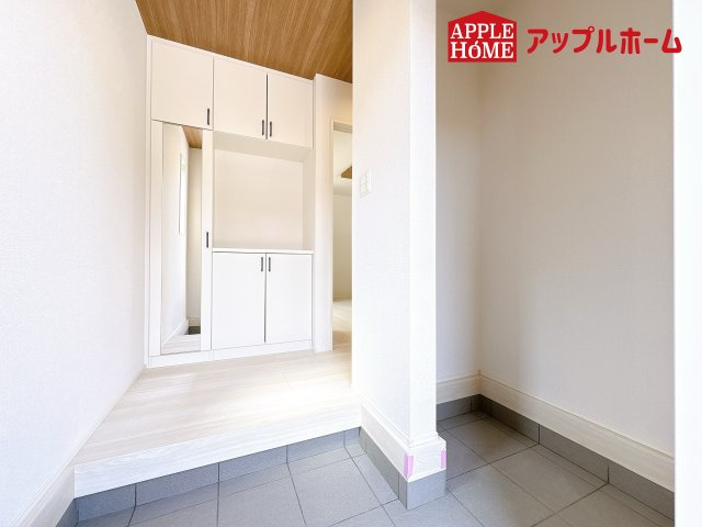 [新築住宅] 鴻巣市吹上本町 3期 全2棟の玄関|住まう人も来客も入った時にワクワクさせてくれるオシャレな玄関♪収納もたっぷりあるので、靴がたくさんあっても安心！
