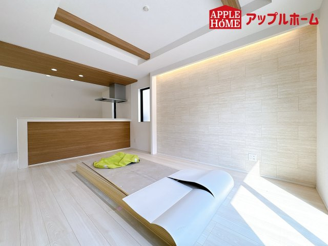 [新築住宅] 鴻巣市吹上本町 3期 全2棟の居間・リビング|窓から差し込む光で家族を温かく包み込みます。明るいリビングで子育てする喜びを☆いつでも見学可能です！