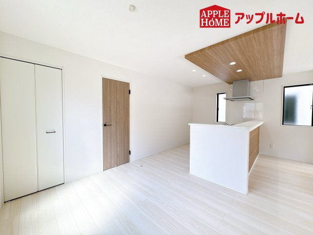 [新築住宅] 鴻巣市吹上本町 3期 全2棟の居間・リビング|広々リビング×対面キッチンで家族の会話も弾みます♪家族団らんの秘訣は間取りにあり☆夢のマイホームを一緒に叶えましょう！