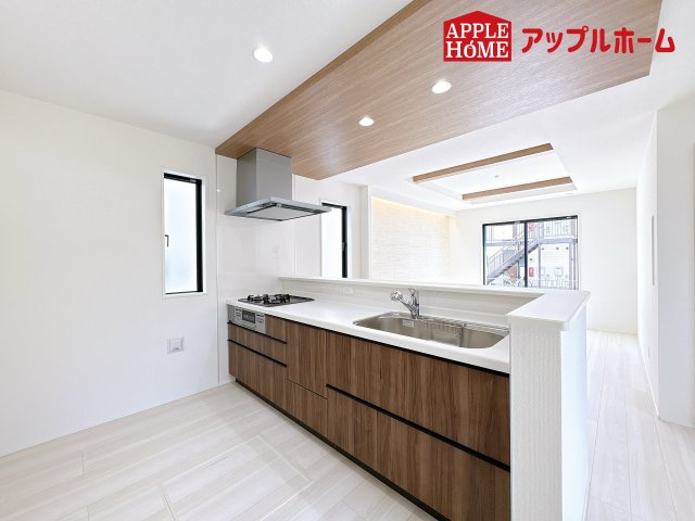 [新築住宅] 鴻巣市吹上本町 3期 全2棟のキッチン|見栄えもよくお手入れもスムーズに出来ます。豊富な収納力もございますので、キッチンスペースをスッキリとお使い頂けそうです。