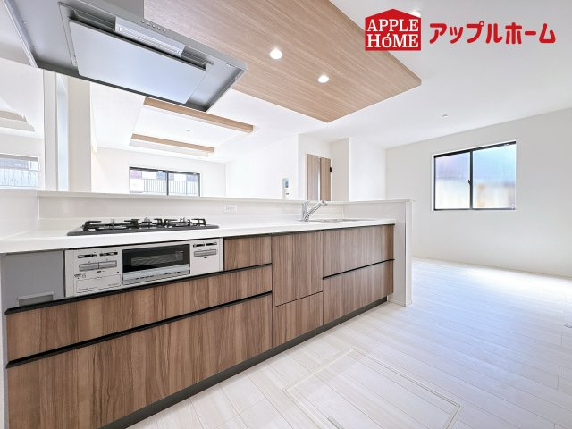 [新築住宅] 鴻巣市吹上本町 3期 全2棟のキッチン|対面式キッチンは、家族のコミュニケーションを育み、子育て家族にも好適なプラン！リビングで寛ぐご家族をいつも感じられます♪会話を楽しみながら家事ができ、小さいお子様がいても安心です！