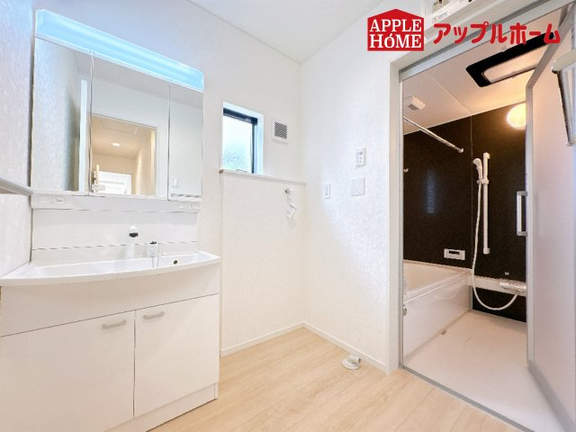 [新築住宅] 鴻巣市筑波 第5 Ⅱ期 全3棟の独立洗面台|ゆとりの洗面スペースで朝の身支度も快適スムーズに。３面鏡で髪のセットやお化粧もストレスなくこなせ、朝から気分良く通勤通学に向かえそうですね！鏡の裏にはたっぷりと収納スペースを標準装備！