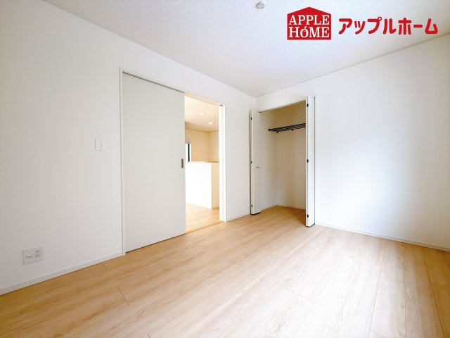 [新築住宅] 鴻巣市筑波 第5 Ⅱ期 全3棟の洋室|収納たっぷりな居室スペース！子供部屋としての活用ももちろんOK♪沢山増えるお洋服や学校のお荷物もたっぷり収納にお任せ！