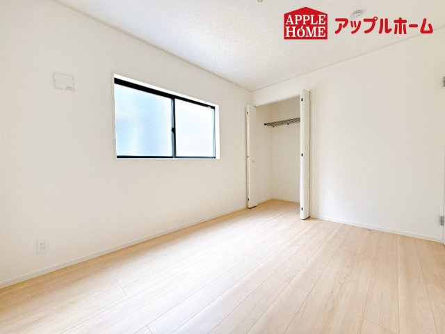 [新築住宅] 鴻巣市筑波 第5 Ⅱ期 全3棟の洋室|収納たっぷりな居室スペース！子供部屋としての活用ももちろんOK♪沢山増えるお洋服や学校のお荷物もたっぷり収納にお任せ！