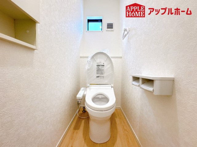 [新築住宅] 鴻巣市筑波 第5 Ⅱ期 全3棟のトイレ|トイレは明るく快適空間となっております。毎日使う場所だからこその配慮です。
物件の魅力沢山お伝えします！いつでもお気軽にお問合せOKです！TEL「0120-466-263」