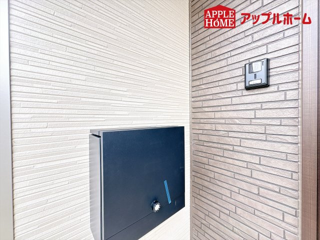 [新築住宅] 鴻巣市筑波 第5 Ⅱ期 全3棟のその他|雨に濡れずに回収できる玄関ポストです！