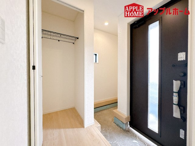 [新築住宅] 鴻巣市筑波 第5 Ⅱ期 全3棟の玄関|ベビーカーやゴルフ用具などお子様から大人の荷物まで収納できます！上着類なども玄関に置いておけるので花粉対策にもなります。