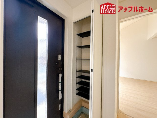 [新築住宅] 鴻巣市筑波 第5 Ⅱ期 全3棟の玄関|可動棚を採用し、靴のサイズにより自由にカスタマイズできます！