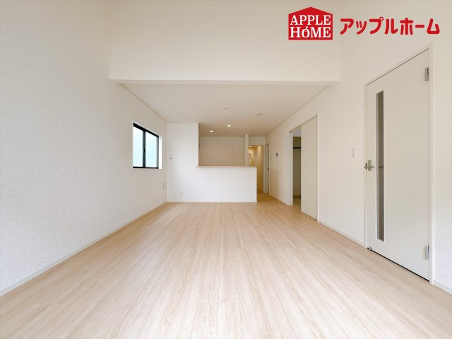 [新築住宅] 鴻巣市筑波 第5 Ⅱ期 全3棟の居間・リビング|家族が集まるリビングです！テーブルやソファを置いてもゆとりにある空間です！