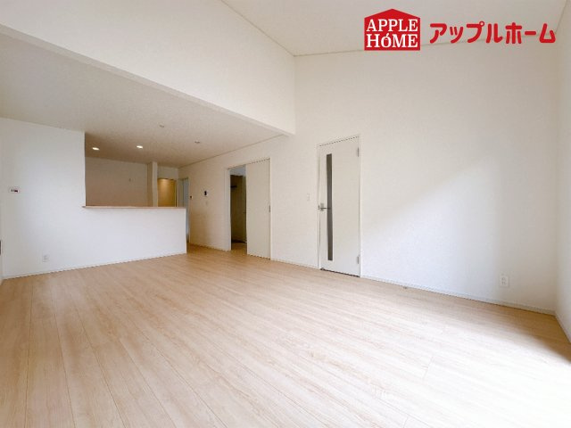 [新築住宅] 鴻巣市筑波 第5 Ⅱ期 全3棟の居間・リビング|大切なご家族が集まるからこそＬＤＫはこだわりたい！休日はおひさまの光をたっぷりと取りこめるリビングでゆったりと過ごしませんか？子供たちが元気に笑いながら走り回っても十分な広さの空間です。