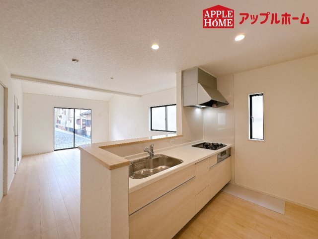 [新築住宅] 鴻巣市筑波 第5 Ⅱ期 全3棟のキッチン|人気の対面式キッチンで会話も弾みます！お食事の準備をしながらでもご家族とのコミュニケーションを楽しめますね♪友人とのホームパーティーも可能です★