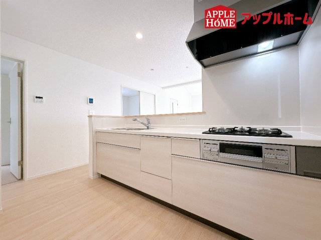 [新築住宅] 鴻巣市筑波 第5 Ⅱ期 全3棟のキッチン|人気の対面式キッチンで会話も弾みます！お食事の準備をしながらでもご家族とのコミュニケーションを楽しめますね♪友人とのホームパーティーも可能です★