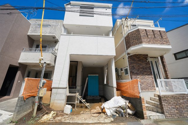 【横浜市鶴見区上の宮1丁目9-21新築戸建て】★仲介手数料無料★（菊名小学校・上の宮中学校）の外観|ホワイトを基調としたスタイリッシュな3階建て住宅。ビルトイン車庫を備え、限られた敷地を有効活用した都市型デザインが魅力です。完成が待ち遠しい新築戸建てです。