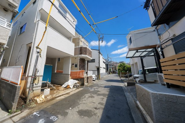 【横浜市鶴見区上の宮1丁目9-21新築戸建て】★仲介手数料無料★（菊名小学校・上の宮中学校）の前面道路含む現地写真|前面道路は交通量が比較的少ない住宅街の一角に位置しています。周辺は落ち着いた住環境が広がり、お車の出し入れやお子様のいるご家庭にも安心感があります。