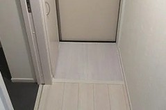 横浜市南区八幡町のアパートの玄関