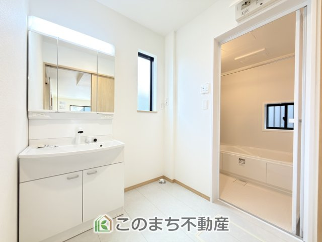 ハートフルタウン宇都宮市泉が丘7丁目2565番の洗面所|シャンプードレッサーで朝の身支度♪伸びるホースでお掃除も簡単清潔です！