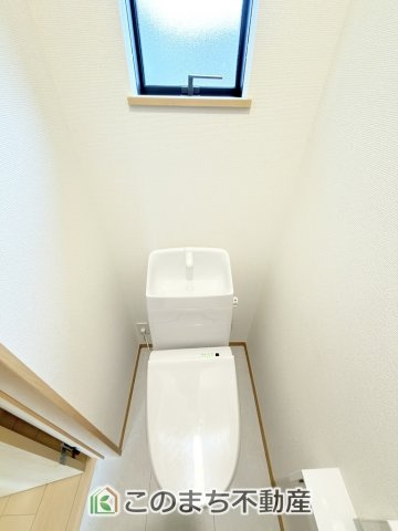 ハートフルタウン宇都宮市泉が丘7丁目2565番のトイレ|小窓から換気ができて清潔なトイレスペース☆
