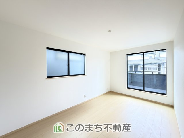 ハートフルタウン宇都宮市泉が丘7丁目2565番の洋室|お子様のお昼寝にも便利な洋室です。大きな窓から暖かな日差しが差し込みます♪