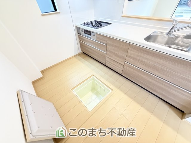 ハートフルタウン宇都宮市泉が丘7丁目2565番のキッチン|キッチンには床下収納を備え、食品や日用品のストック収納に便利。すっきり片付く使い勝手の良い設備です。
