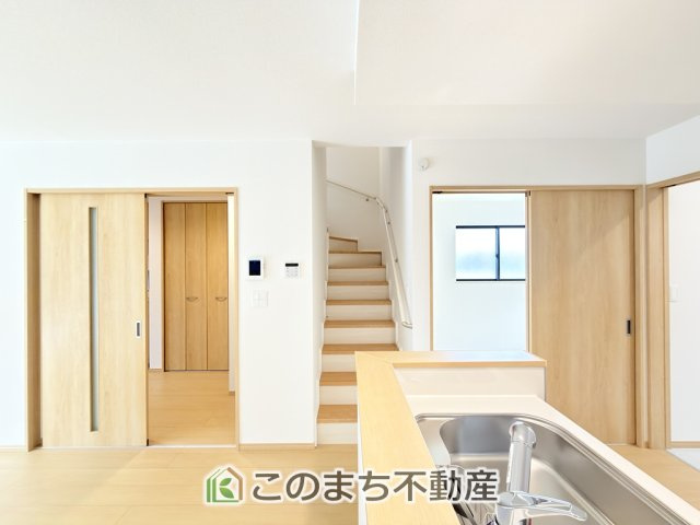 ハートフルタウン宇都宮市泉が丘7丁目2565番の内装|手すり付きで小さなお子様にも安心の階段スペースです☆