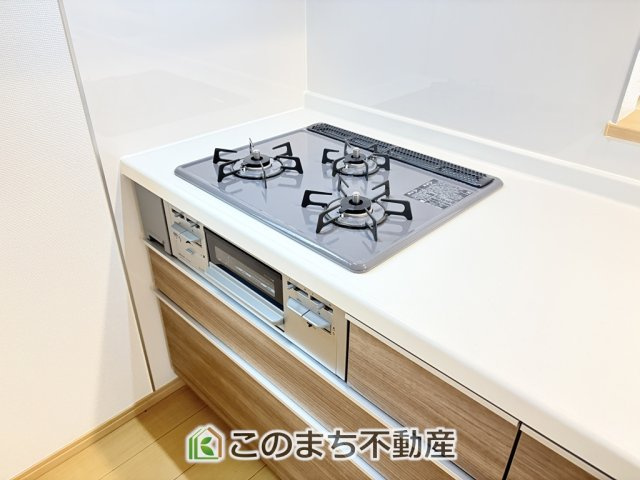 ハートフルタウン宇都宮市泉が丘7丁目2565番のキッチン|三ツ口コンロ採用で、同時調理もスムーズ◎！お料理を並べられるカウンター付きで、配膳・片付けをサポート！リビングで過ごすご家族とコミュニケーションを楽しみながら作業可能です♪